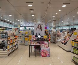interieur-de-la-pharmacie-sun-store-nyon-combe