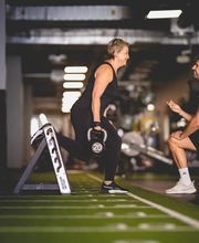 Funktionelles Krafttraining mit Gewichten auf der Trainingsfläche - David Nikolaitschik - Personal Trainer in Mannheim