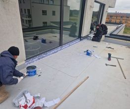 Professionelle Terrassen- und Balkonabdichtung in Weißenthurm bei Neuwied und im Raum Mayen-Koblenz. Fachgerechte Abdichtung von Dachterrassen und Außenflächen schützt dauerhaft vor Feuchtigkeit, Frostschäden und Undichtigkeiten – ideal für Neubau und Sanierung.
