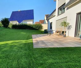 Terrasse und Rollrasen beim Neubau