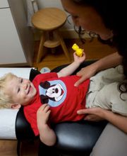 Kinderchiropractie Utrecht, Chiropractor Michele behandelt een kind