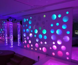 Sala Multisensorial con pared interactiva de burbujas de colores.
