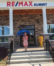 RE/MAX SUMMIT image 12