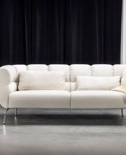 Blütenprächtig kündigt die Magnolie – Patin der Sessel und Sofas magnolia – den Frühling an. In den soften Sitzobjekten mit frischer, aber auch vertrauter Formensprache sitzt man überaus bequem. Um die Sitzbasis schmiegt sich U-förmig die Lehne.