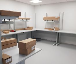 Sovella Nederland verzorgt de levering en montage van ESD-veilige werktafels voor bijvoorbeeld reparatie en refurbish werkzaamheden.
Door het grote aanbod werktafels en accessoires is elke EPA perfect in te richten naar uw wens. Wilt u de opstelling wijzigen? Dan is het door het modulaire systeem gemakkelijk aan te passen, zonder dat daar dure modificaties of compromissen voor nodig zijn.
Sovella Nederland BV levert ESD-veilige werktafels, stoelen, opslag en trolleys. Onze producten worden veel gebruikt bij officiële Apple en Samsung reparatie centra.