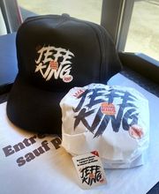 🎤🍔 MENU JEFE KING — LE BURGER QUI FAIT DU BRUIT !
Quand Ninho pose sur un beat, ça fait des hits.
Quand Ninho pose en cuisine avec le chef Xavier Pincemin, ça donne le Menu Jefe King.
🔥 Un burger conçu par le Jefe lui-même, validé en studio et en cuisine.
🔥 Des saveurs qui kickent fort, comme un couplet bien calé.
🔥 Et en bonus : un ticket en or pour son prochain concert à gagner. Oui, une vraie place, pas un freestyle.
Tu veux goûter le burger ?
Tu veux voir Ninho en live ?
Tu veux les deux ? Bah viens. Chez BK, c’est la street qui devient gastro (et l’inverse aussi parfois).
🎫 Et si t’as la dalle… t’as peut-être aussi la chance !