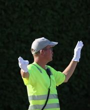 Das Swiss All Security Sicherheitsteam führt auf Baustellen tägliche Rundgänge durch und protokolliert den Baufortschritt, um mögliche Gefahren rechtzeitig zu identifizieren. Durch regelmäßige Überprüfung von Zäunen, Absperrungen und Sicherheitsmaßnahmen stellen sie einen sicheren Arbeitsbereich für das Baupersonal sicher.