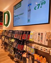 Auf dem Foto ist der Bereich hinter der Kasse zu sehen, in dem sich Zusatzartikel wie Schuheinlagen und Schnürsenkel befinden. Es muss jedoch nicht die aktuell verfügbaren Modelle in der Filiale widerspiegeln.