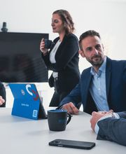 ASVG GmbH - Situationsbilder im Büro. Meeting im Besprechungsraum.