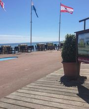 Promenade von Kellenhusen vor dem Vermittlungsbüro Knauff an der Ostsee