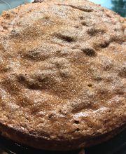 Low-Carb Rhabarber-Birnen-Kuchen mit Zuckerkruste aus Erythrit.