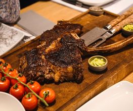 Tomahawk-Steak mit Beilagen