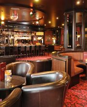Bar im Maritim Hotel Dresden: Gemütliche Atmosphäre mit bequemen Sesseln, ideal für entspannte Abende bei Cocktails, Weinen und Snacks.