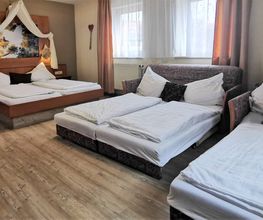 Zimmer 6, Familienzimmer, Groß Zimmer, Hotel Drei Lilien, Werbach, Tauberbischofsheim, liebliches Tabertal, Hotel, Familienurlaub, Ausziehbett.jpg