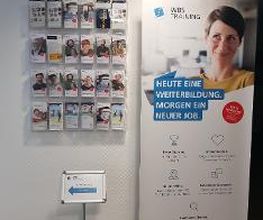 Eingangsbereich mit WBS TRAINING Aufsteller und Flyer