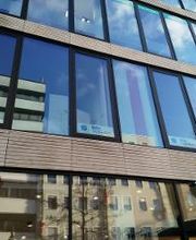 Gebäudeansicht mit Fenstern und dm Logo