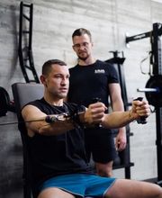 Personal Training Robert Reberger Personalisierte Betreuung beim Krafttraining mit Kabelzug für gezielten Muskelaufbau und optimale Haltung.