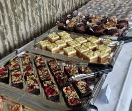 dean&david Catering | Pforzheim - Süßes Buffet mit Brownies, Kuchenwürfeln, Muffins und Dessertgläsern auf Servierplatten als Nachtisch-Auswahl für Event Catering.