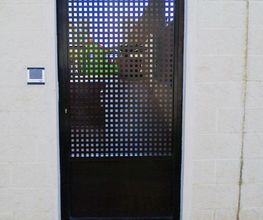 cerrajeria-cortes-e-hijos-puerta-peatonal-de-metal.jpg