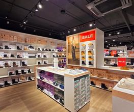 Die Abbildung zeigt das Innere der Deichmann-Filiale in Überlingen und wie sie gestaltet ist.
