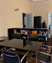 Besprechungsbereich der PAKT Gruppe mit großem Konferenztisch und mehreren Sitzplätzen.