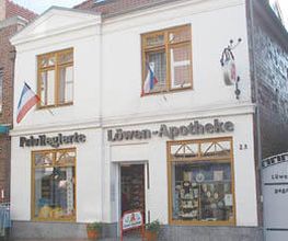 Aussenansicht der Privil. Löwen Apotheke
