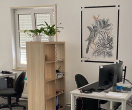 Mehrere PC-Arbeitsplätze.