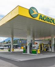 AGROLA Tankstelle in Gwatt (Thun), grosse Überdachung mit TopShop, mehrere Tanksäulen
