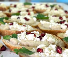 Baguettecrostini mit Auberginencreme, Fetastreusel und Granatapfel