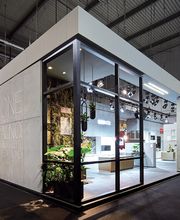 Messewerbung: Messestand — Beschriftung. Produziert von der Firma Bertelmann GmbH & Co. KG aus Bünde, in NRW.