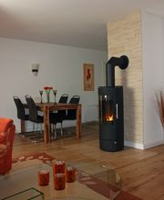 Wohnzimmer der Himmel's Stuv mit Kaminofen
