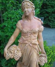 Steinfigur Winzerin als massive Beton Kunstein Gartenfigur