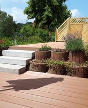 Bau einer WPC Terrasse auf verschiedenen Ebenen mit Granitstufenblöcken und Holzsichtschutzelementen von GreenFairway e.K.