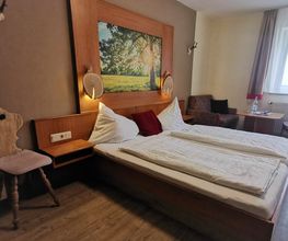 Zimmer 2 , Hotel Drei Lilien, Werbach, Tauberbischofsheim, liebliches Tabertal, Hotel, Gasthaus, Zusatzbet, Dreibett, Natur,.jpg