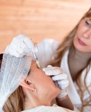 Unterspritzungen mit Hyaluronsäure glättet Falten, Volumenaufbau der Wangenknochen, der Lippe, Kinnaufbau. Betont Gesichtskonturen wie Jawline, verbessert die Hautqualität und ihre Elastizität.