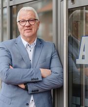 Ansgar vorm Büro.jpg