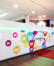 Werbung zum Anfassen: Werbetresen im engelberg werbeland Shop, in Pforzheim.