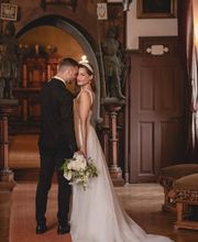 Kara Elizabeth Photography Brautpaar im historischen Ambiente – Hochzeitsfotografie in München, die Romantik und besondere Atmosphäre stilvoll einfängt.