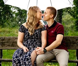Hochzeitsfotograf Tom Maiwald - Natürliches Paarshooting im Regen mit Regenschirmen auf einer Parkbank. Authentische Paarfotografie und emotionale Hochzeitsfotografie in Grimma, Leipzig und Umgebung.