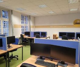 Zwickau Mehrere PC-Arbeitsplätze mit Monitor und Stuhl