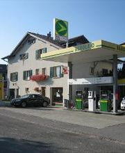 AGROLA Tankstelle in Peney-le-Jorat. Station service AGROLA à Peney-le-Jorat. Station service couverte.