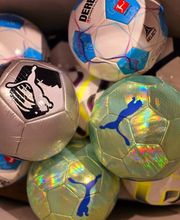 Das Bild zeigt Fußbälle aus der Deichmann-Filiale in Überlingen. Es muss jedoch nicht die aktuell verfügbaren Modelle in der Filiale widerspiegeln.