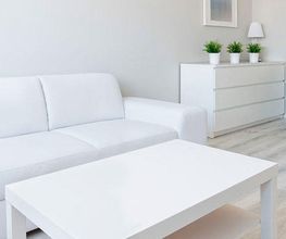sala-y-escritorio-con-silla-blancas.jpg