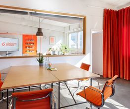 Kleingruppenarbeit auf Augenhöhe: Für agile Methoden und intensive Brainstormings bietet unser Industrie-Loft flexible Breakout-Räume. Hier nutzt ihr mobiles Mobiliar und direktes Tageslicht, um gemeinsam neue Perspektiven zu entwickeln.
