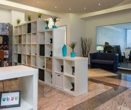 Aufenthaltsraum mit Regalen und Sofas.