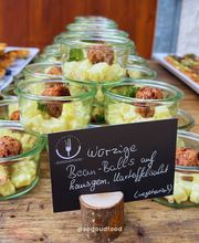 Würzige Beanballs auf hausgemachtem Kartoffelsalat