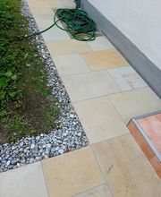 Eingang mit Travertinplatten