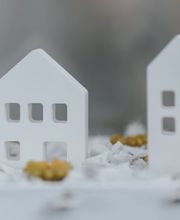 Notar Andreas Greger, in Ingolstadt berät Sie als juristischer Experte und klärt sie umfassend über die Bedeutung derartiger Rechtsgeschäfte auf. Er wahrt die Interessen sämtlicher Vertragsteile durch rechtssichere Formulierungen und gewährleistet, dass rechtlich Unerfahrene nicht benachteiligt werden. Er beurkundet Rechtsgeschäfte und erledigt als vertrauenswürdige Schnittstelle zwischen den Vertragspartnern, Behörden, Gerichten und Finanzämtern den reibungslosen Vollzug der Urkunden. So sorgt er für Rechtssicherheit und Rechtsfrieden.