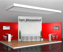 Messestand mit Podestboden. Messewände mit LED Bildschrmen und abgehängtes Deckenfeld. Dekoplanzen und Empfangstheke mit Barstühlen. Copyright: Dein Messestand