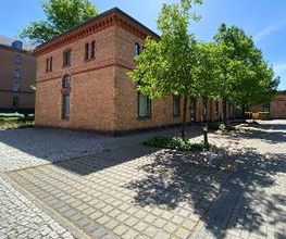 Office Center von der Seite mit Parkmöglichkeiten für Kfz / Auto
